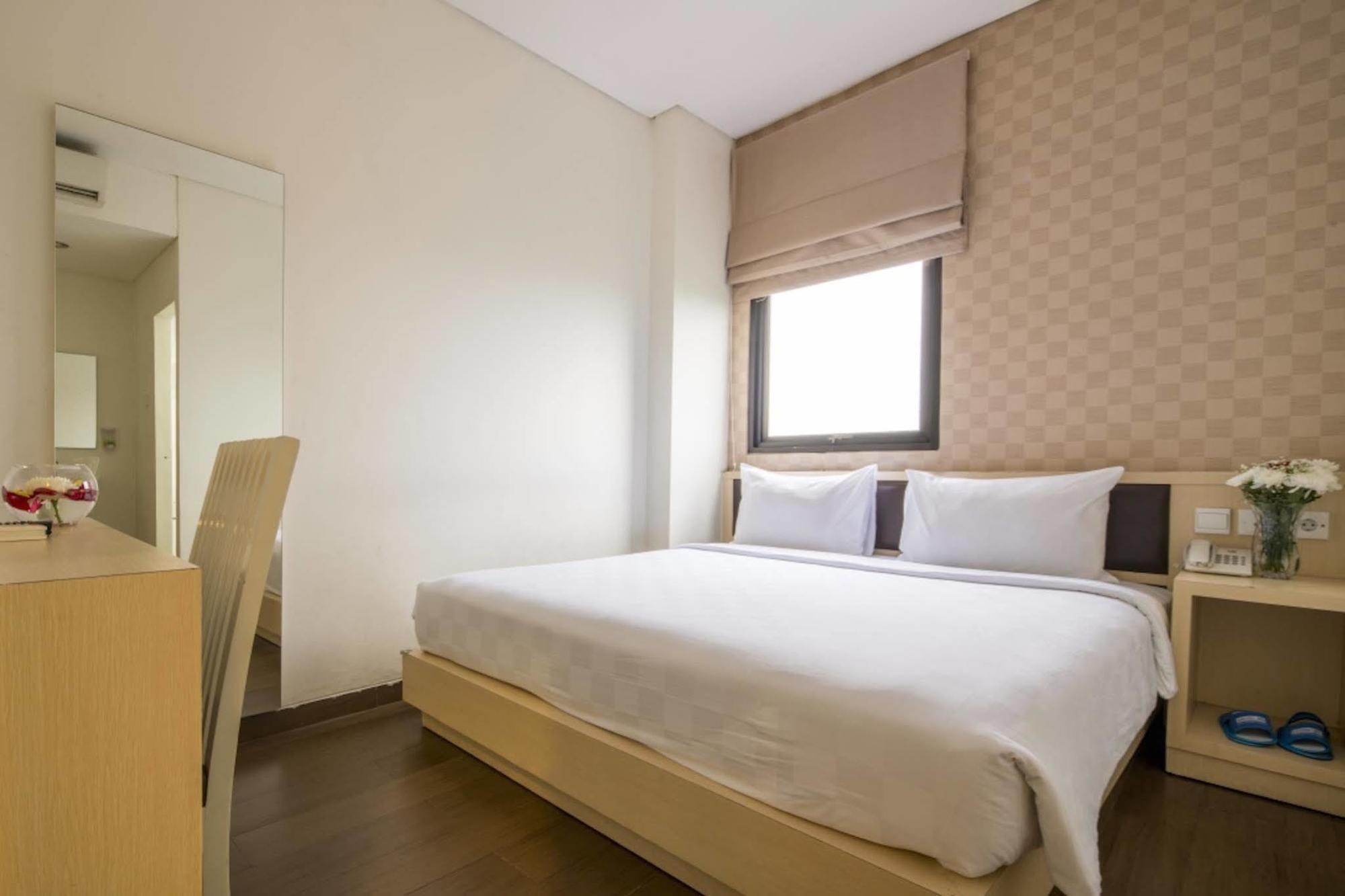 Hotel 88 Grogol Jakarta By Wh Kültér fotó